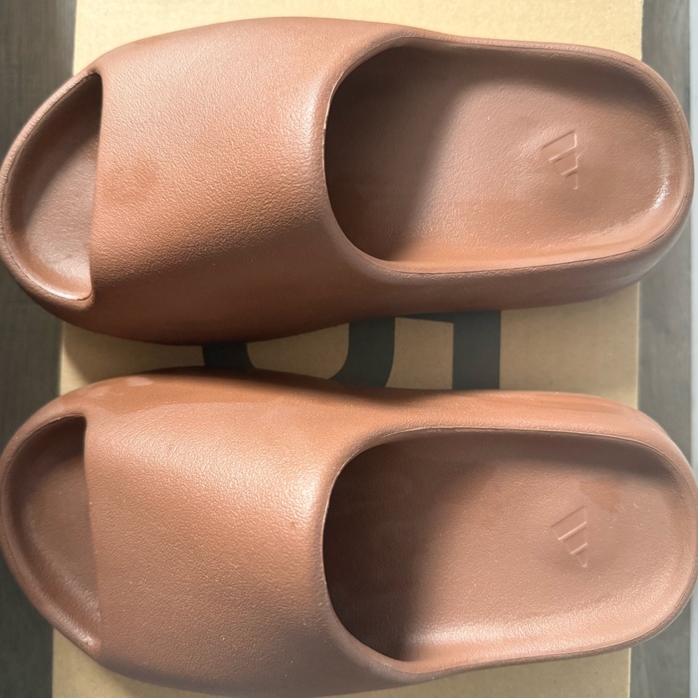 Adidas Yeezy Slide in Flax